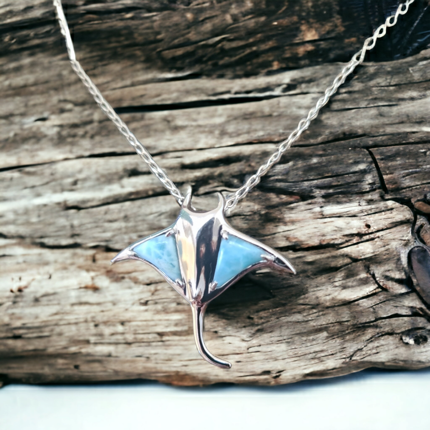 Ninglaoo Blue Mantaray Necklace