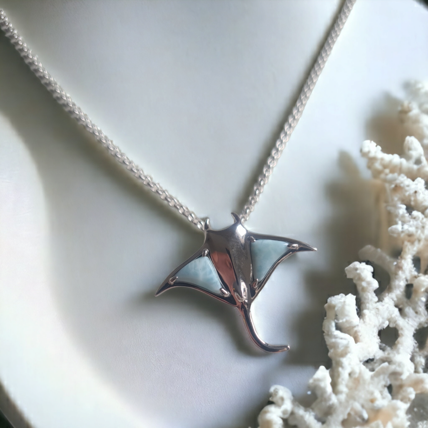 Ninglaoo Blue Mantaray Necklace