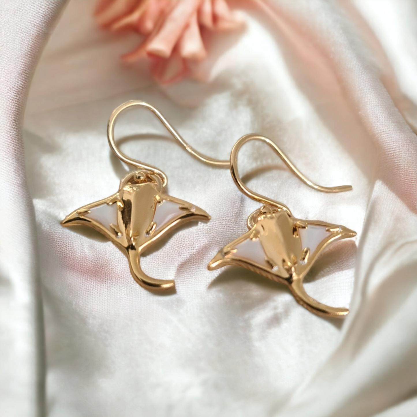 Ningaloo Mantaray with Mother of Pearl Earrings